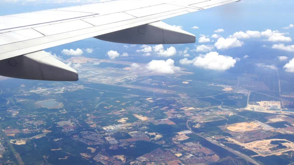 Kuala lumpur, malaysien - 11. apr 2015: Luftaufnahme an Bord des malaysischen Flugzeugs auf dem Weg nach langakwi — Stockfoto