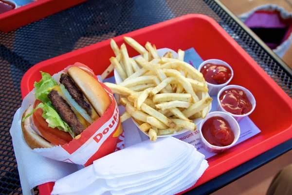 San Francisco, California, Amerika Birleşik Devletleri - 25 Kasım 2018: Hayvan stilinde çift kişilik çizburger, protein tarzı burger ve tepside patates kızartması