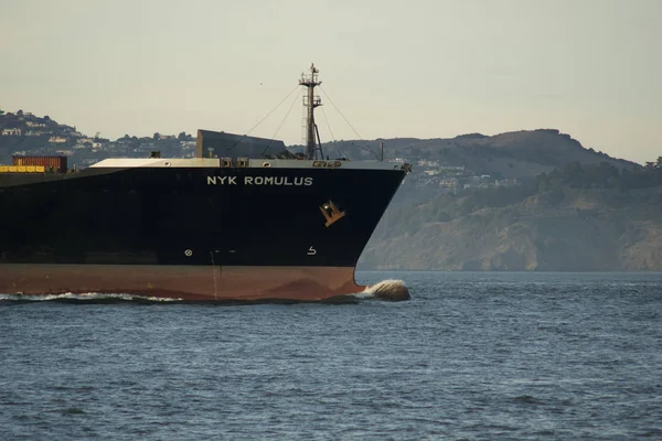 San Francisco, Kalifornien, USA-25 november, 2018: lastfartyg NYK Romulus in i San Francisco Bay på väg till hamnen i Oakland-en inte fullt laddade containerfartyg — Stockfoto