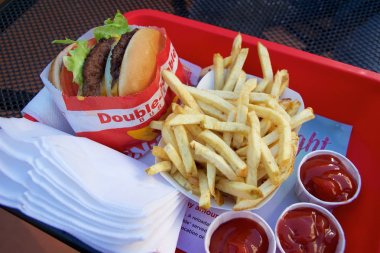 San Francisco, California, Amerika Birleşik Devletleri - 25 Kasım 2018: Hayvan stilinde çift kişilik çizburger, protein tarzı burger ve tepside patates kızartması