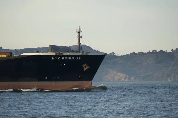 SAN FRANCISCO, CALIFORNIA, ESTADOS UNIDOS - 25 DE NOV DE 2018: Buque de Carga NYK ROMULUS ingresando a la Bahía de San Francisco en su camino al Puerto de Oakland - un buque portacontenedores no completamente cargado —  Fotos de Stock