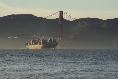 San Francisco, California, Amerika Birleşik Devletleri - 25 Kasım 2018: Msc Cargo Ship Silvia, Oakland Limanı'na giderken Golden Gate Köprüsü'nün altından San Francisco Körfezi'ne giriyor - tamamen dolu