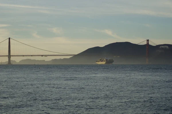 San Francisco, California, Amerika Birleşik Devletleri - 25 Kasım 2018: Msc Cargo Ship Silvia, Oakland Limanı'na giderken Golden Gate Köprüsü'nün altından San Francisco Körfezi'ne giriyor - tamamen dolu — Stok fotoğraf