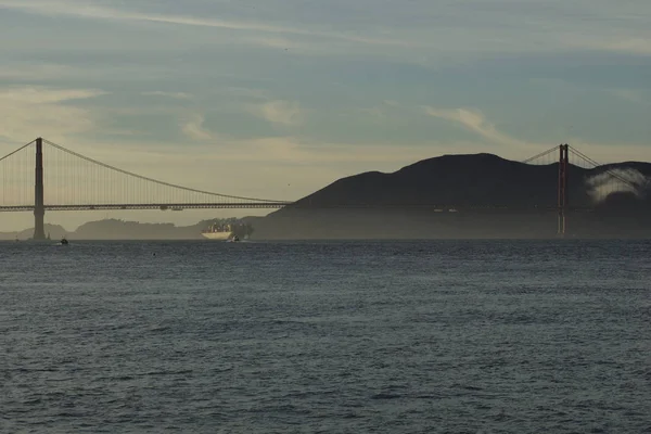 San Francisco, California, Amerika Birleşik Devletleri - 25 Kasım 2018: Msc Cargo Ship Silvia, Oakland Limanı'na giderken Golden Gate Köprüsü'nün altından San Francisco Körfezi'ne giriyor - tamamen dolu — Stok fotoğraf