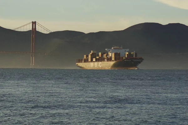 SAN FRANCISCO, CALIFORNIA, ESTADOS UNIDOS - 25 DE NOV DE 2018: Barco de Carga MSC SILVIA ingresando a la Bahía de San Francisco bajo el Puente Golden Gate en su camino hacia el Puerto de Oakland - un barco completamente cargado —  Fotos de Stock