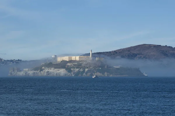 San Francisco, Kalifornien, Vereinigte Staaten - 25. November 2018: Alcatraz-Gefängnis im Nebelpanorama an einem sonnigen Novembertag vom Pier 39 aus gesehen — Stockfoto
