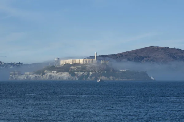 San Francisco, California, Amerika Birleşik Devletleri - 25 Kasım 2018: Alcatraz hapishanesi Kasım ayında güneşli bir günde 39 nolu iskeleden görüleceği gibi sis panoramasında — Stok fotoğraf