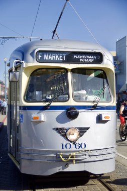 San Francisco, California, Amerika Birleşik Devletleri - 25 Kasım 2018: Fishermans Wharf'ta yolcu taşıyan tarihi gümüş sokak otomobili. Sf kablo arabası dünyanın her yerinden geliyor