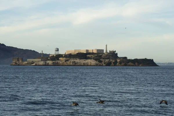 San Francisco, California, Verenigde Staten-25 november 2018: Alcatraz, de Stille koude gevangenis in de SF-baai — Stockfoto