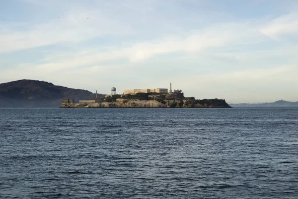 SAN FRANCISCO, CALIFORNIE, ÉTATS-UNIS - 25 NOV 2018 : Alcatraz, la prison froide silencieuse dans la baie de SF — Photo