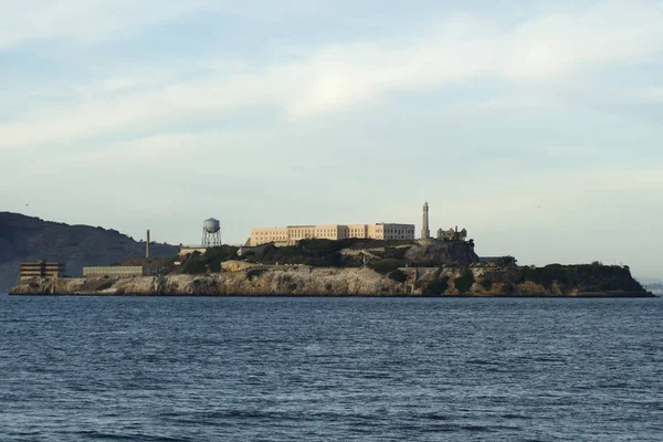 San Francisco, California, Amerika Birleşik Devletleri - 25 Kasım 2018: Alcatraz, Sf körfezindeki sessiz soğuk hapishane — Stok fotoğraf