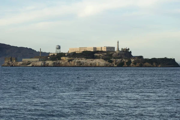 SAN FRANCISCO, CALIFORNIA, STATI UNITI - 25 NOV 2018: Alcatraz, la prigione silenziosa e fredda nella baia SF — Foto Stock