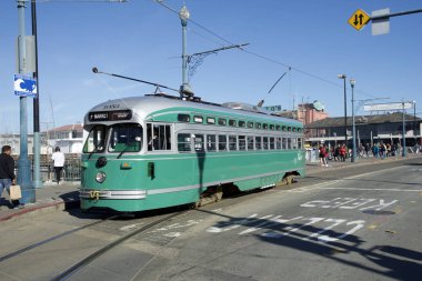 San Francisco, California, Amerika Birleşik Devletleri - 25 Kasım 2018: F-line Antique Pcc tramvay No.1053 Brooklyn Fishermans Wharf at