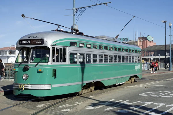 San Francisco, Kalifornia, Stany Zjednoczone-25 listopada, 2018: F-line Antique PCC Tramcar No. 1053 Brooklyn at Fishermans Wharf — Zdjęcie stockowe