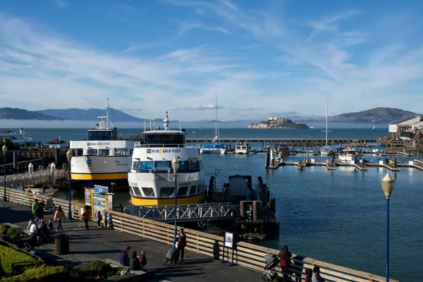 San Francisco, California, Verenigde Staten-25 november 2018: blauwe en gouden vloot aan de pier van Fisherman s Wharf. Premier provider van Ferry-en water excursieservice op de baai van San Francisco en naar — Stockfoto