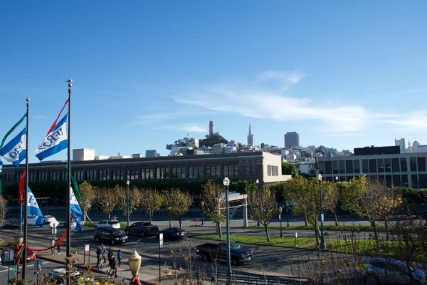 San Francisco, California, Verenigde Staten-25 november 2018: bovenaanzicht Embarcadero Boulevard en Telegraph Hill buurt vanaf Pier 39. Coit Tower ligt op de top van de heuvel — Stockfoto