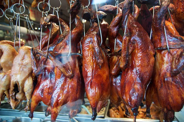 San Francisco, California, Verenigde Staten-25 november 2018: volledige gebraden eend in de stad voedselmarkt, Chinees restaurant, hele eend karkassen opknoping op haken tijdens het koken in de oven — Stockfoto
