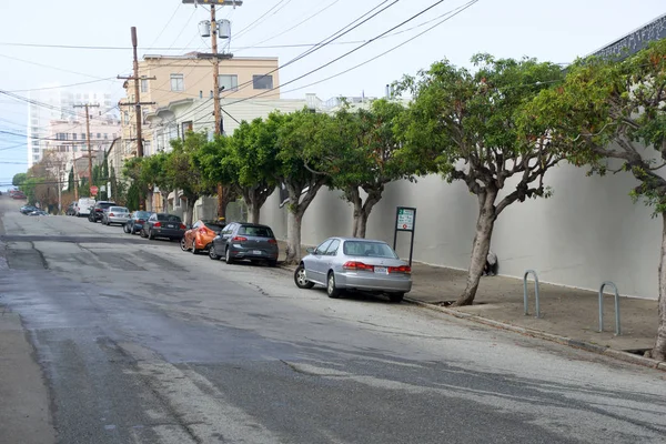 SAN FRANCISCO, CALIFORNIA, ESTADOS UNIDOS - NOV 25, 2018:: Vista de uma rua típica com estacionamento nas colinas de São Francisco — Fotografia de Stock