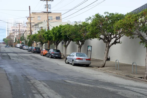 San Francisco, California, Verenigde Staten-25 november 2018:: uitzicht op een typische straat met parkeer auto's in de heuvels van San Francisco — Stockfoto