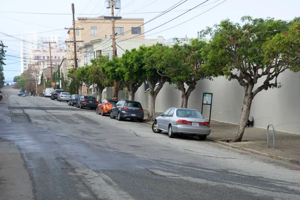 San Francisco, Kalifornien, Vereinigte Staaten - 25.11.2018:: Ansicht einer typischen Straße mit parkenden Autos in den Hügeln von San Francisco — Stockfoto