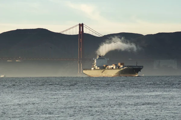 San Francisco, California, Verenigde Staten-25 november 2018: een snel bewegende vrachtcontainer schip, het betreden van de baai van San Francisco, zeilen onder de Golden Gate Bridge — Stockfoto