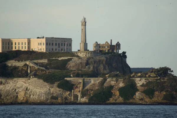 SAN FRANCISCO, CALIFORNIA, STATI UNITI - 25 NOV 2018: Isola di Alcatraz con famoso edificio carcerario durante la giornata di sole — Foto Stock