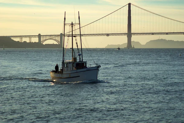 SAN FRANCISCO, CALIFORNIA, STATI UNITI - 25 NOV 2018: Barca nella baia di San Francisco con Golden Gate Bridge sullo sfondo durante il tramonto — Foto Stock