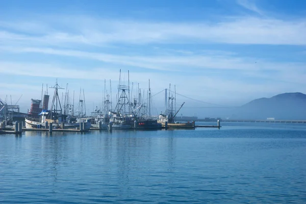 SAN FRANCISCO, CALIFORNIA, STATI UNITI - 26 NOV 2018: Barche da pesca attraccate al molo di San Francisco 39 con Golden Gate Bridge sullo sfondo — Foto Stock