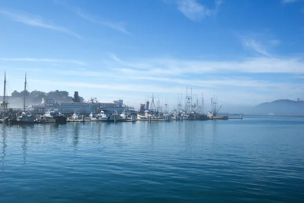San Francisco, California, Amerika Birleşik Devletleri - 26 Kasım 2018: Balıkçı Tekneleri Arka planda Golden Gate Köprüsü ile San Francisco Pier 39'u Demirledi