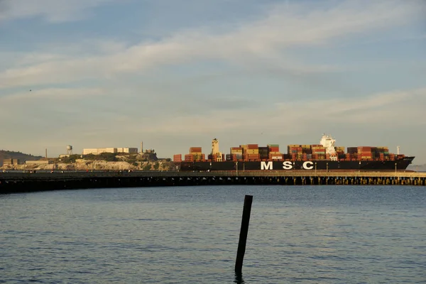 San Francisco, Kalifornie, Spojené státy-26. listopad 2018: nákladní loď, která vstupuje do San Franciska Bay a na ostrov Alcatraz během západu slunce — Stock fotografie
