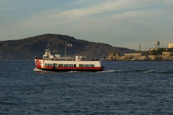 SAN FRANCISCO, CALIFORNIA, ESTADOS UNIDOS - NOV 25, 2018: barcos turísticos com a ilha prisional de Alcatraz na Baía de São Francisco durante o pôr-do-sol — Fotografia de Stock