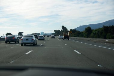 San Francisco, California, Amerika Birleşik Devletleri - 26 Kasım 2018: Mountain View'a yoğun saatlerde otoyol veya otobanda trafik