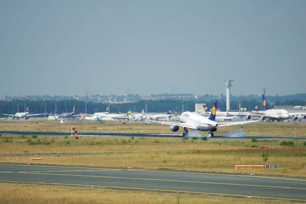 FRANKFURT, ALLEMAGNE - 09 JUIN 2017 : Lufthansa Airbus A319-100 livrée avec immatriculation D-AILR en courte finale, piste de toucher des roues à l'aéroport de Francfort — Photo