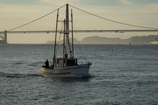 San Francisco, California, Verenigde Staten-25 november 2018: boot in San Francisco Bay met Golden Gate Bridge op de achtergrond tijdens zonsondergang — Stockfoto