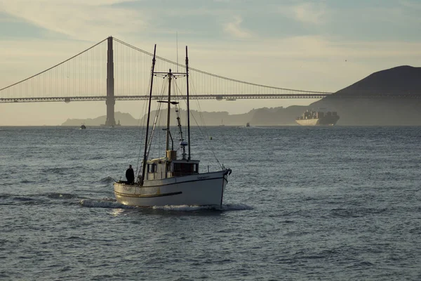 SAN FRANCISCO, CALIFORNIA, STATI UNITI - 25 NOV 2018: Barca nella baia di San Francisco con Golden Gate Bridge sullo sfondo durante il tramonto — Foto Stock