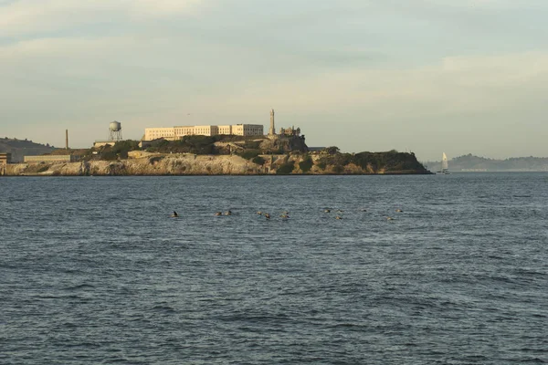 SAN FRANCISCO, CALIFORNIA, STATI UNITI - 25 NOV 2018: Isola di Alcatraz con famoso edificio carcerario durante la giornata di sole — Foto Stock