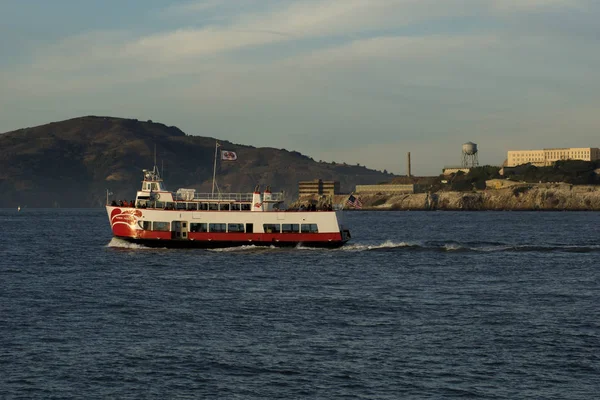 SAN FRANCISCO, CALIFORNIA, ESTADOS UNIDOS - NOV 25, 2018: barcos turísticos com a ilha prisional de Alcatraz na Baía de São Francisco durante o pôr-do-sol — Fotografia de Stock