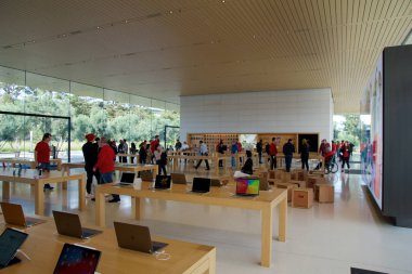 Cupertino, California, Amerika Birleşik Devletleri - 26 Kasım 2018: Apple Park Ziyaretçi Merkezi, Tantau Avenue, Cupertino, Silikon Vadisi'nin yeni Apple mağazasında ve Genel Merkezi'nde birçok müşteriyle iç mekan