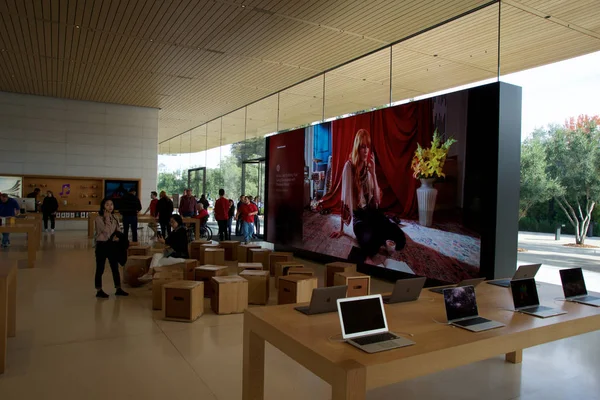 Cupertino, California, Amerika Birleşik Devletleri - 26 Kasım 2018: Apple Park Ziyaretçi Merkezi, Tantau Avenue, Cupertino, Silikon Vadisi'nin yeni Apple mağazasında ve Genel Merkezi'nde birçok müşteriyle iç mekan
