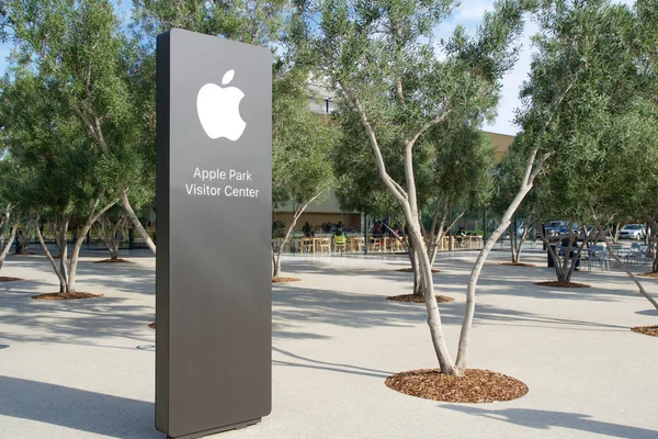 Cupertino, California, Amerika Birleşik Devletleri - 26 Kasım 2018: Apple'ın yeni Apple Genel Merkezi ve Apple Park Ziyaretçi Merkezi, Cupertino, Silikon Vadisi Tantau Bulvarı'nda