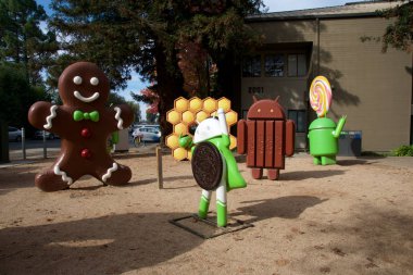 Cupertino, California, Amerika Birleşik Devletleri - 26 Kasım 2018: Google Ziyaretçi Merkezi Beta'da Android çim heykelleri. Android çim heykelleri Mountain Googleplex yakın büyük köpük heykeller bir dizi vardır
