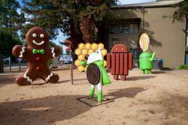 Cupertino, California, Amerika Birleşik Devletleri - 26 Kasım 2018: Google Ziyaretçi Merkezi Beta'da Android çim heykelleri. Android çim heykelleri Mountain Googleplex yakın büyük köpük heykeller bir dizi vardır