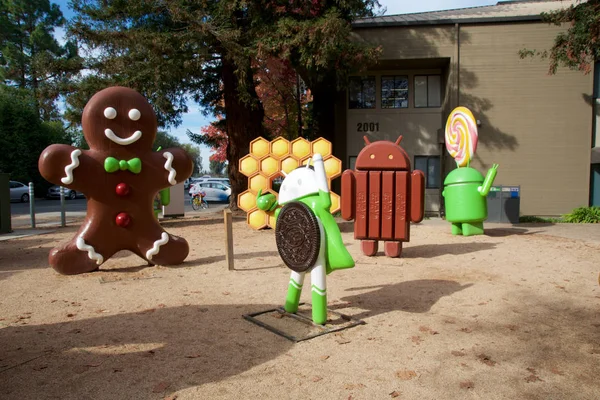 Cupertino, California, Amerika Birleşik Devletleri - 26 Kasım 2018: Google Ziyaretçi Merkezi Beta'da Android çim heykelleri. Android çim heykelleri Mountain Googleplex yakın büyük köpük heykeller bir dizi vardır