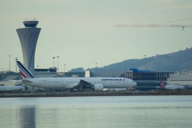 San Francisco, California, Amerika Birleşik Devletleri - 27 Kasım 2018: Air France Boeing 777 ile San Francisco Uluslararası Havaalanı Sfo Havaalanı trafik kontrol kulesi