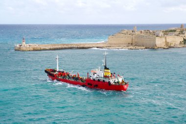 VALLETTA, MALTA - 31 DEC 2019: kırmızı ve yeşil fener iskele ışığı Fort St Elmo 'dan Grand Harbour Valletta Malta liman girişinde kırmızı gemiyle görüntülenir