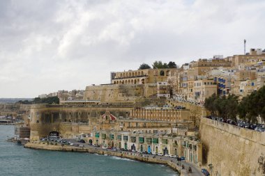VALLETTA, MALTA - 31 Aralık 2019: Valletta Büyük Limanı ve Yukarı Barrakka Bahçeleri 'nin panoramik gökyüzü manzarası kış boyunca mavi gökyüzü