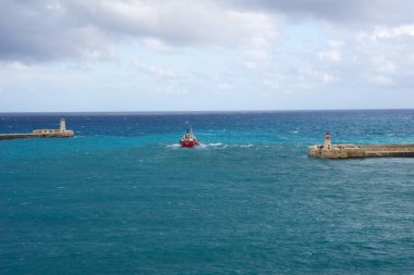 VALLETTA, MALTA - 31 DEC 2019: kırmızı ve yeşil fener iskele ışığı Fort St Elmo 'dan Grand Harbour Valletta Malta liman girişinde kırmızı gemiyle görüntülenir