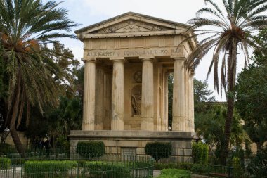 VALLETTA, MALTA - 31 Aralık 2019: Aşağı Barrakka Bahçeleri 'ndeki Sir Alexander Balosu Anıtı