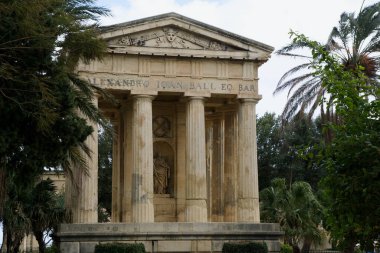 VALLETTA, MALTA - 31 Aralık 2019: Aşağı Barrakka Bahçeleri 'ndeki Sir Alexander Balosu Anıtı