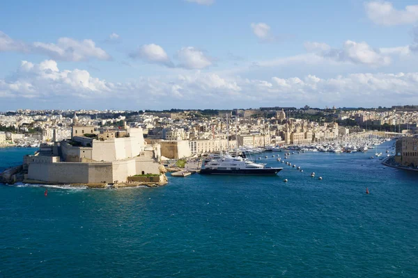 VALLETTA, MALTA - DEC 31st, 2019: The mighty Fort St Angelo dominates Grand Harbour of Valetta with ships — Stock Photo, Image